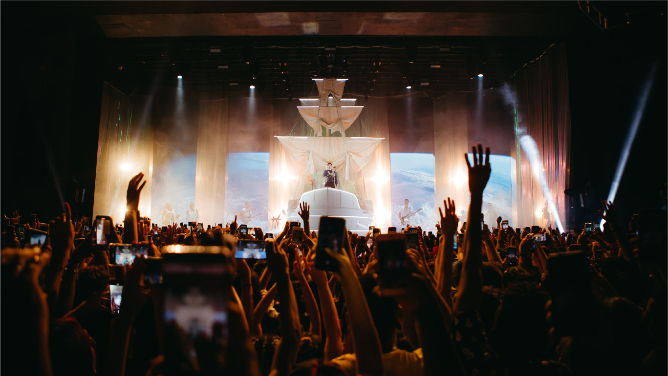 Visão do palco com o show do Jão pela visão da plateia.