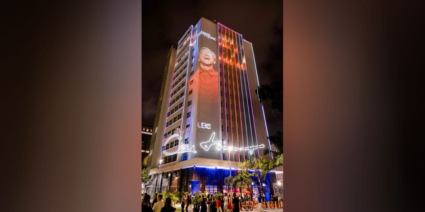 Projeções de imagens alusivas ao homenageado na fachada do prédio da UBC
